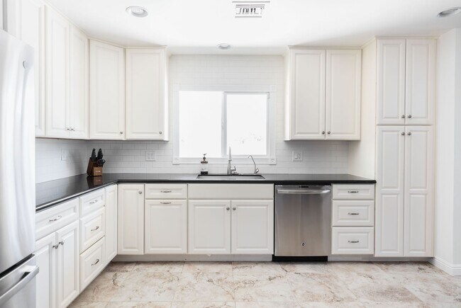 Building Photo - Tempe Beauty! 2199 Sq Ft 4 bedroom 2 bath ...
