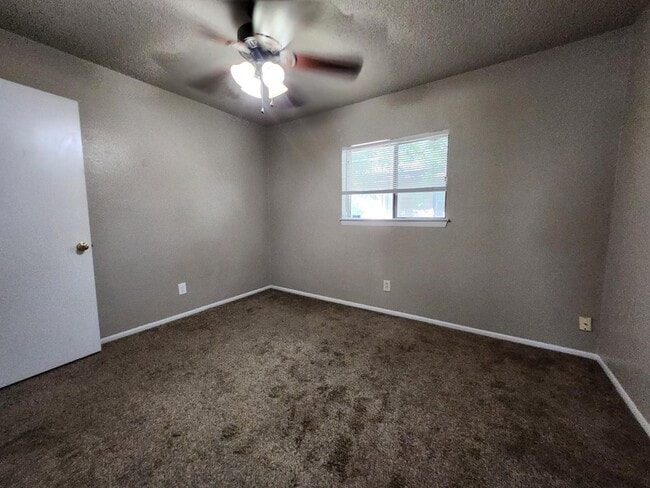 Building Photo - 907 Barry Dr
