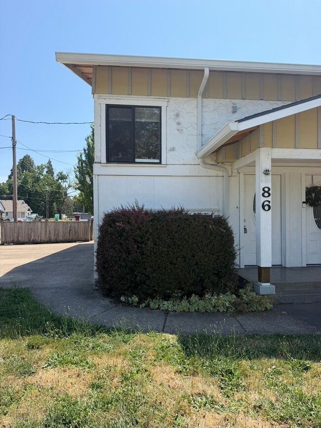 Building Photo - Newly Updated 2 Bedroom!