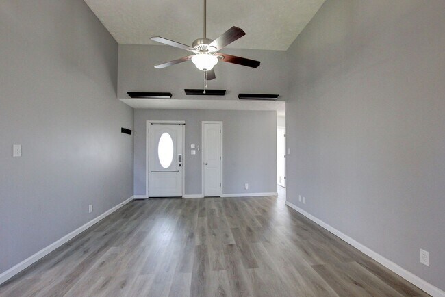 Building Photo - Sweet 3 bed 2 bath.  Cat friendly.
