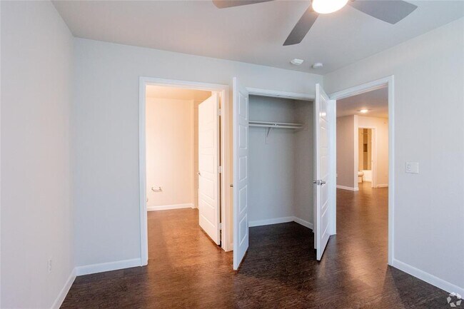 Building Photo - 3300 Oak Creek Dr