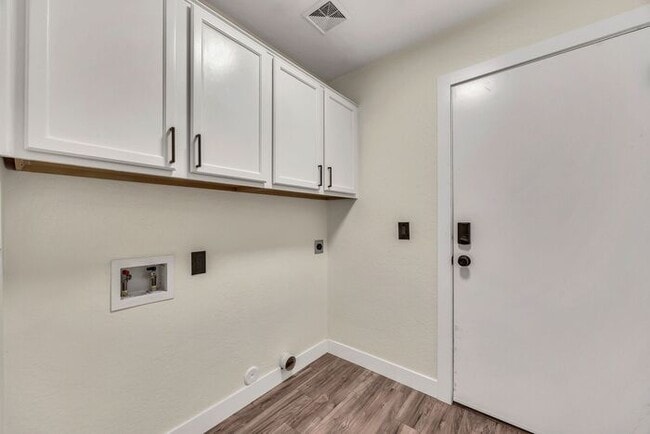 Building Photo - 3283 E Bonanza Rd