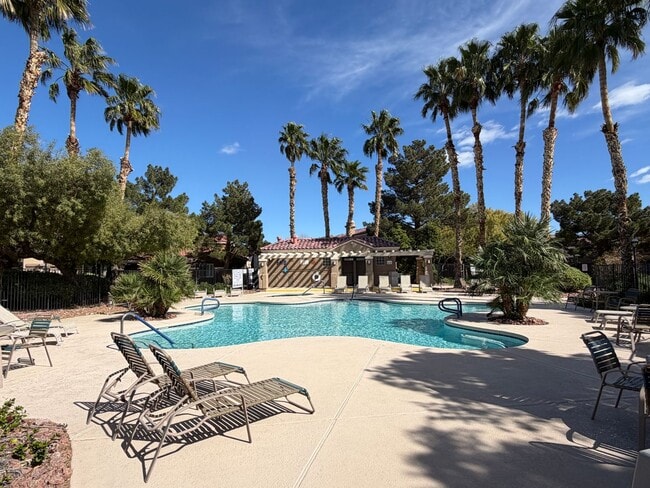 Building Photo - Gorgeous 2 bedroom townhouse Ready for immedate move-in!