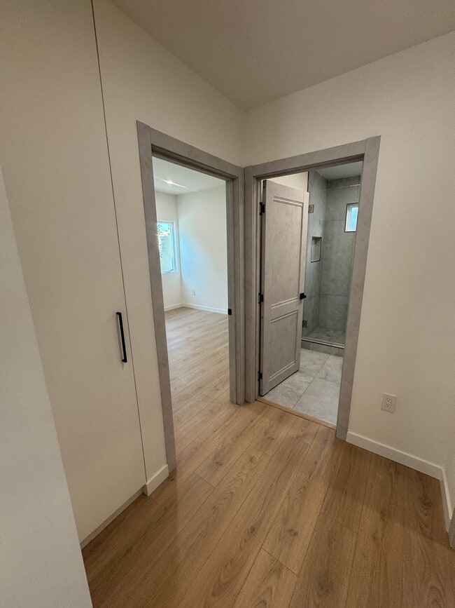 Building Photo - Spacious 1000 Sq. Ft. Single-Floor Back AD...