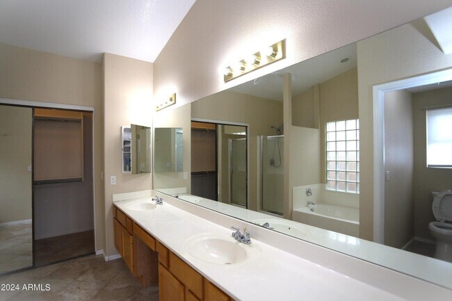 Building Photo - 1130 W Raven Dr