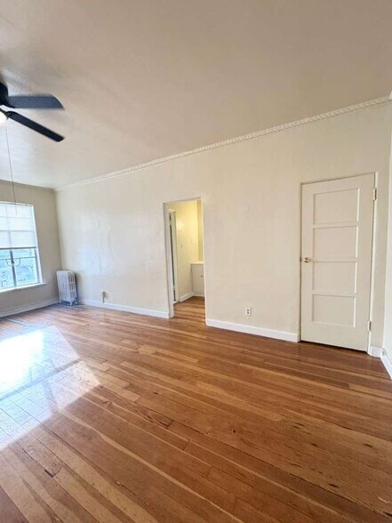 Building Photo - 901 S Kingsley Dr