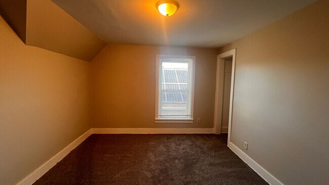 Building Photo - Ginormous 6 Bed Single Family Home | Main Level Laundry | Appliances Included | Rear Deck & Front...