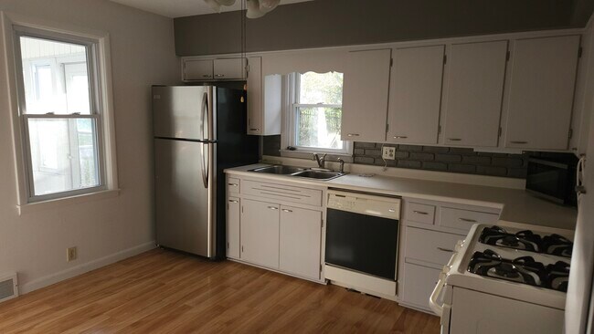 Building Photo - 209 Maple Ct