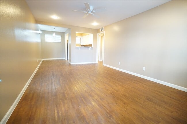 Building Photo - 2414 Mimosa Dr