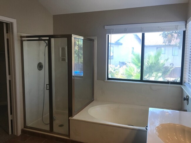 Building Photo - 4 bed & 3 full bathrooms in Tracy!