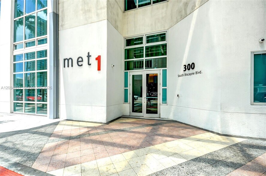Building Photo - 300 S Biscayne Blvd