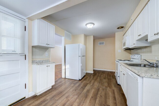 Building Photo - Charming 3-Bedroom Home with Garage, Basement & Fenced Backyard