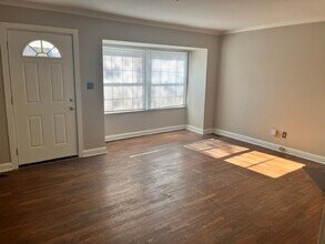 Building Photo - 2BR/1BA Cottage in Forest Hills