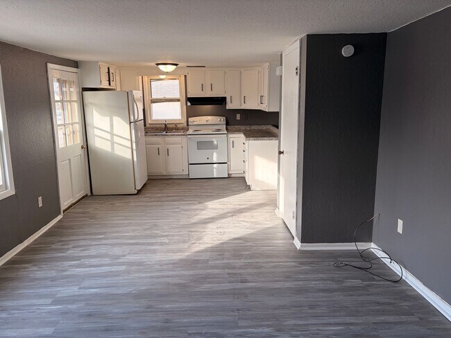 Building Photo - Lovely 3-Bedroom Ranch Style Home!