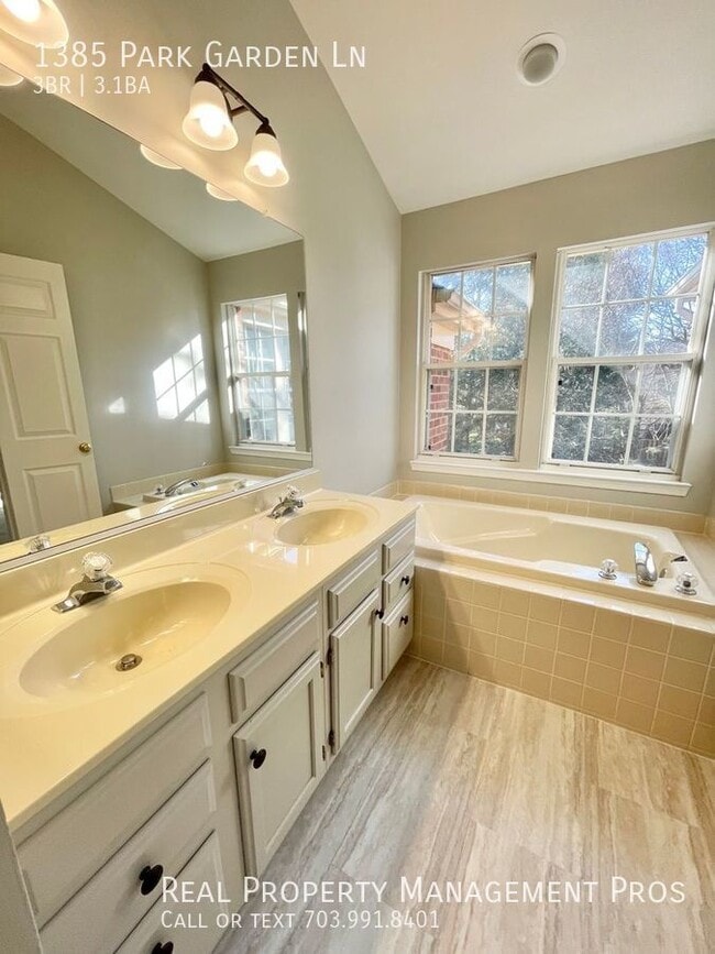 Building Photo - 1385 Park Garden Ln