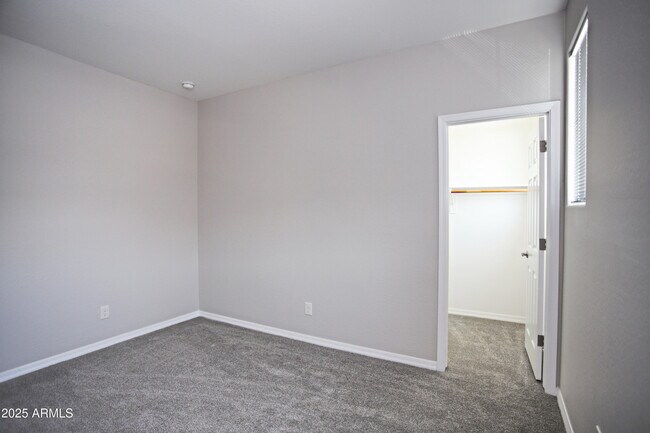 Building Photo - 947 E Ladbroke Way