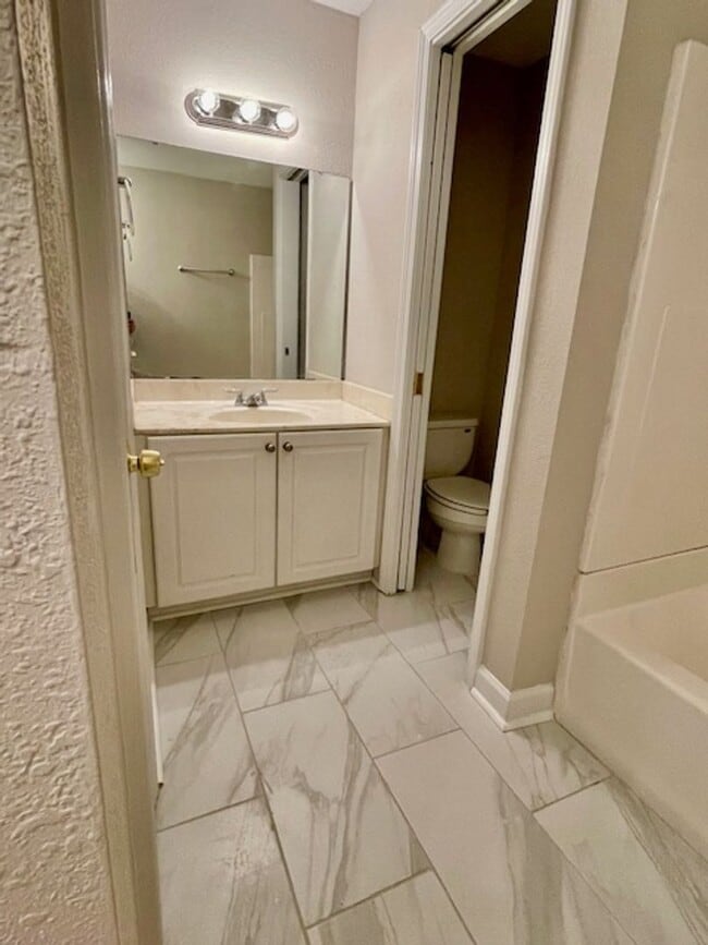 Building Photo - 2 Bedroom 2 Bath Townhome