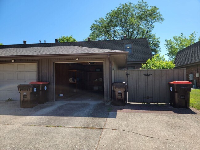 Building Photo - 1605 Lyndhurst Dr