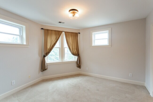 Building Photo - 1601 Spring Dr