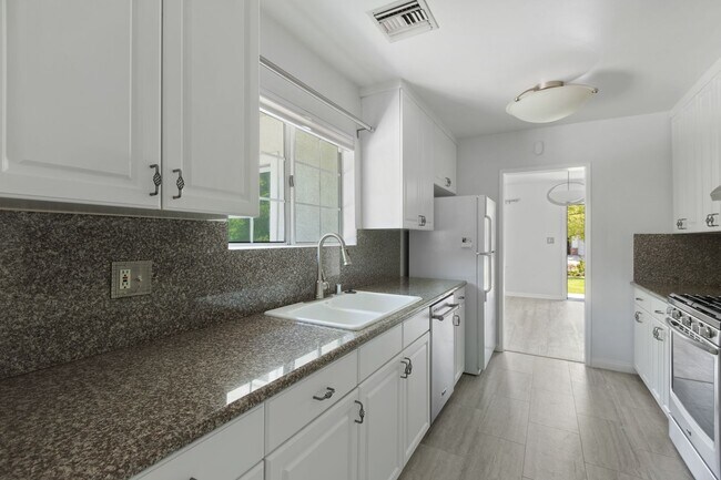 Building Photo - Beautiful 3-Bedroom Home with Pool in Tarzana!