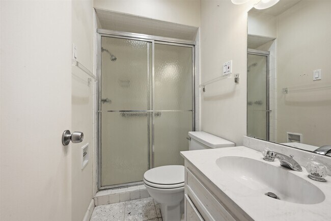 Building Photo - 2727 Briarhurst Dr