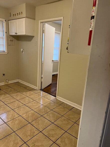 Building Photo - 3325 Beechmont St