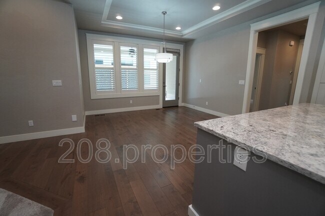 Building Photo - 407 W Pavilion Ln