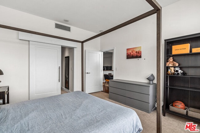 Building Photo - 900 W Olympic Blvd