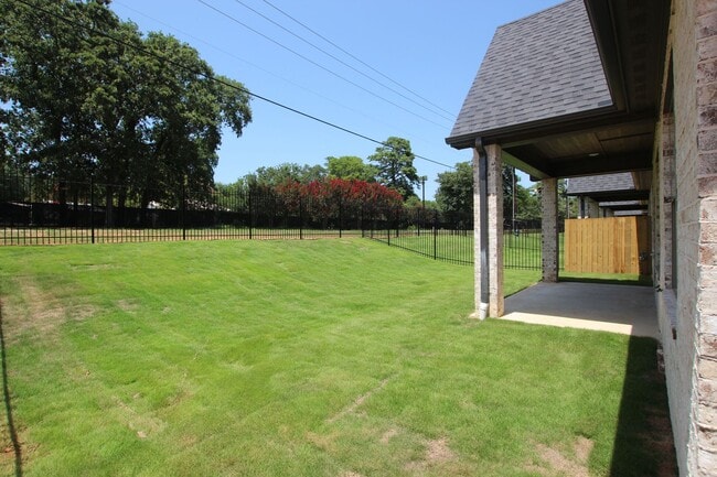 Building Photo - 2408 Henshaw Crk Dr