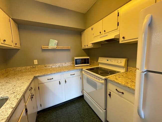 Building Photo - Marvellous Two Bedroom Condo With Perks!