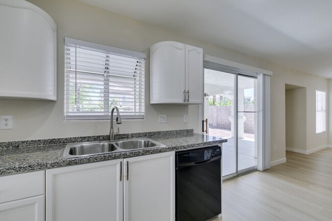 Building Photo - Stunning 3 Bedroom, 2.5 Bathroom Home in E...