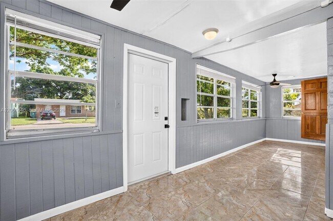 Building Photo - 6240 SW 22nd Ct