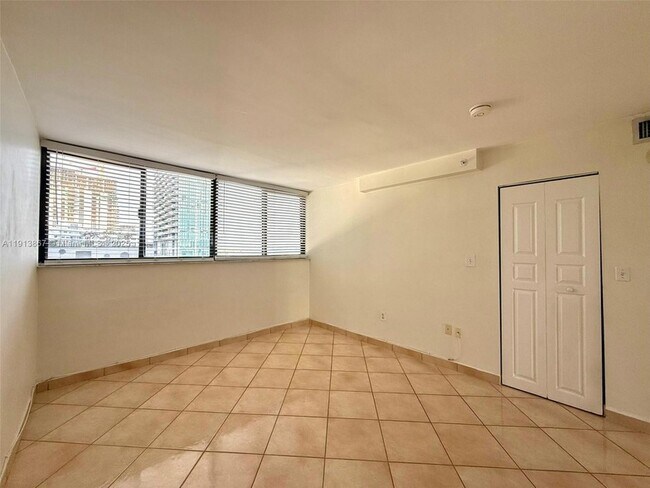 Building Photo - 555 NE 30th St