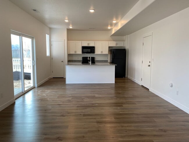 Building Photo - Two-story Single Family Home on Riverside.