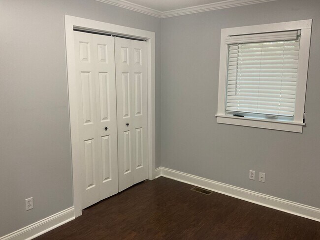 Building Photo - 1190 Park Cir