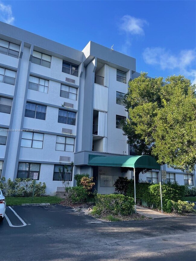 Building Photo - 2401 Riverside Dr