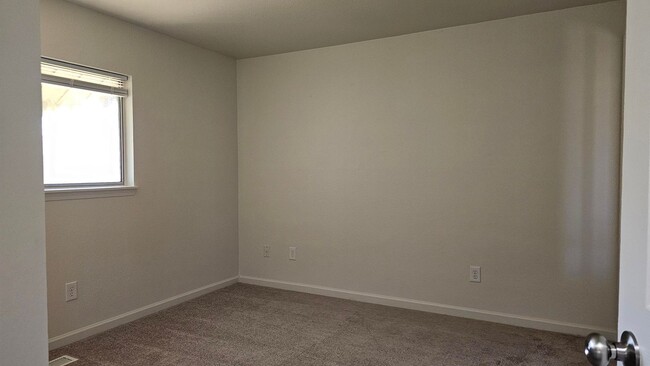 Building Photo - Spacious 4-Bedroom Home – New Updates, Fen...