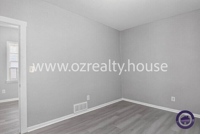 Building Photo - 160 Bronson Ave