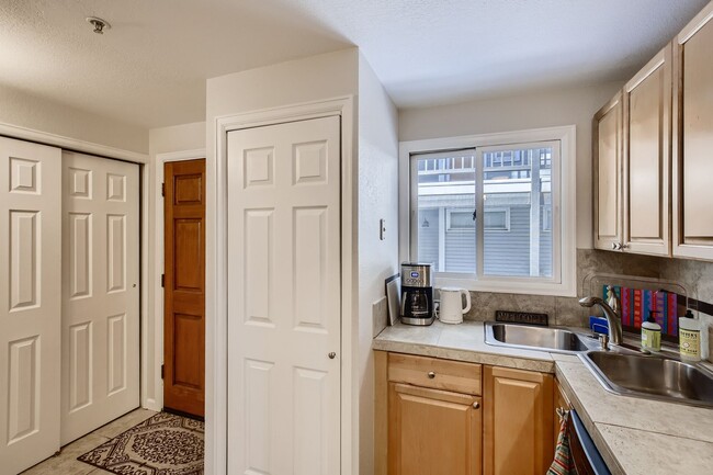 Building Photo - Lovely Downtown 1 BDR/1 BA Boulder Condo