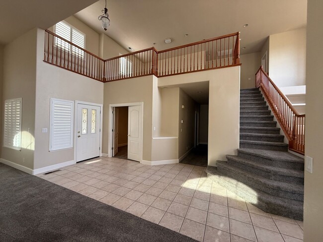 Building Photo - Beautiful 3 bed, 3 full bath two story home including a 3 car garage with 2800 sq ft of living space