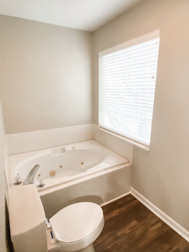 Building Photo - Beautifully updated 4 Bedroom/2.5 Bath Executive Rental in Farragut!