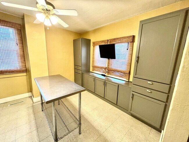 Building Photo - 424/424A, 424B W. Washington Street