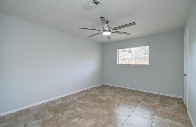 Building Photo - 3605 Kingsway Dr