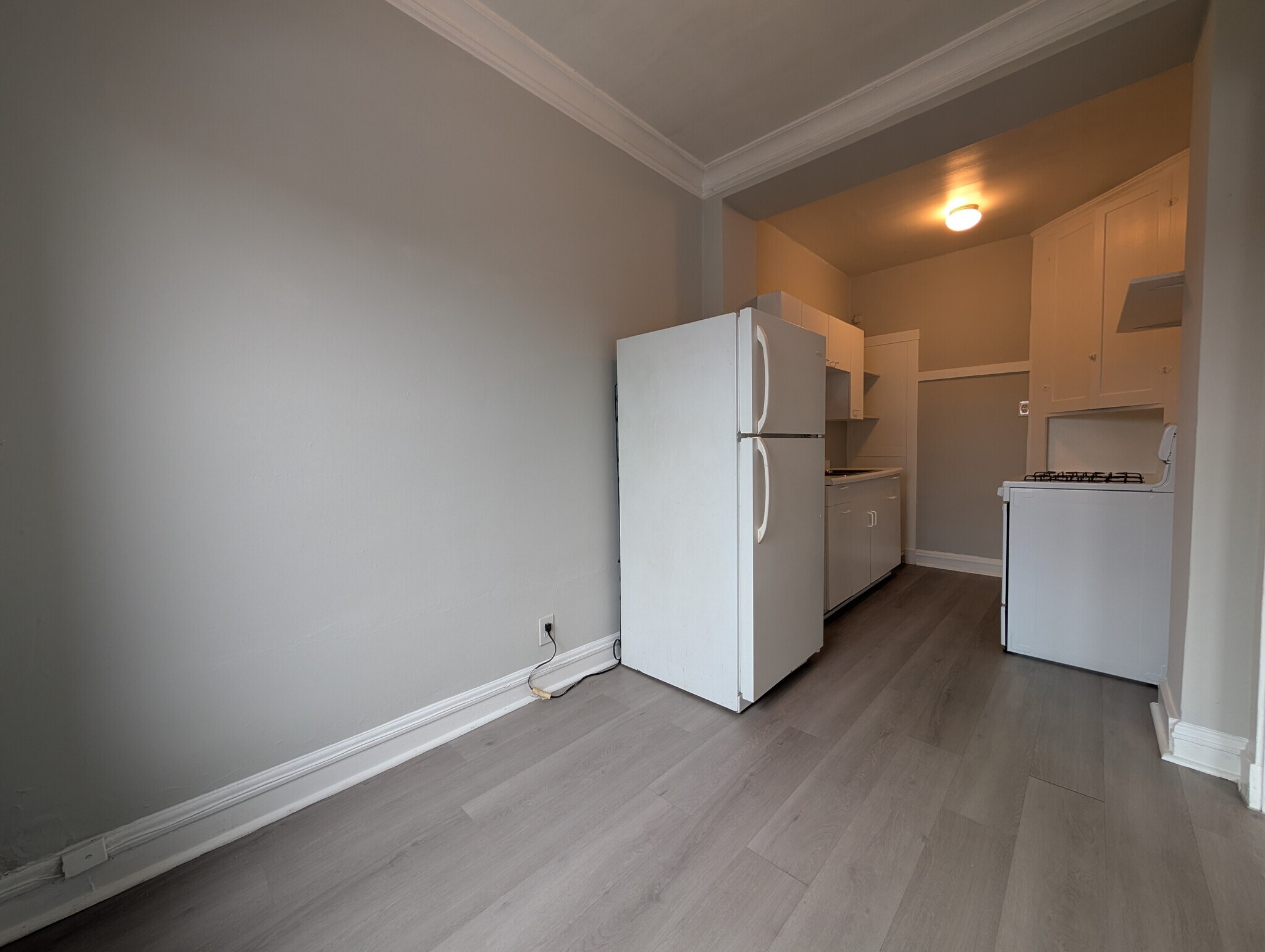 Building Photo - 2234 W Wilson Ave