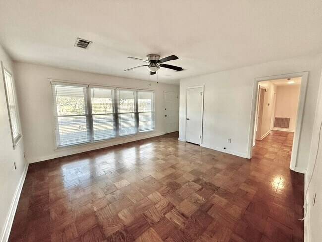 Building Photo - 3 Bedroom Home in Parkland Terrace