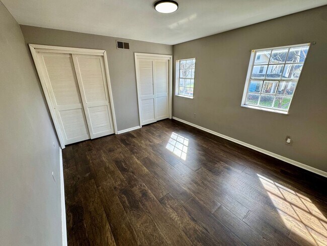 Building Photo - 542 5th Ave