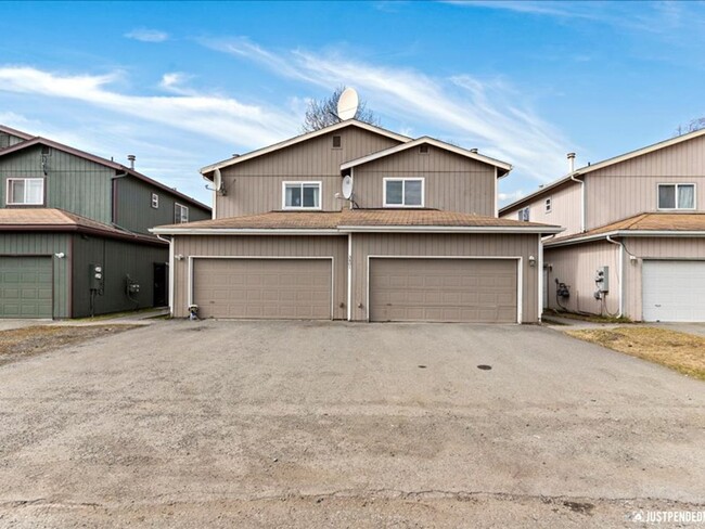 Building Photo - Spacious & Updated 3 Bedroom Duplex Near M...
