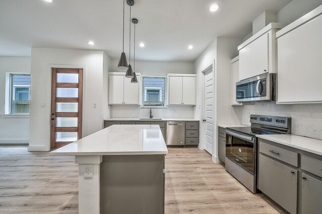 Building Photo - Luxury Living Redefined in the Heart of Fort Worth.