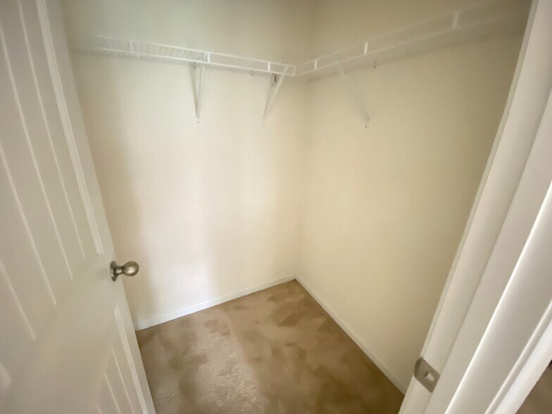 Building Photo - Room in Townhome on Haskell Dr