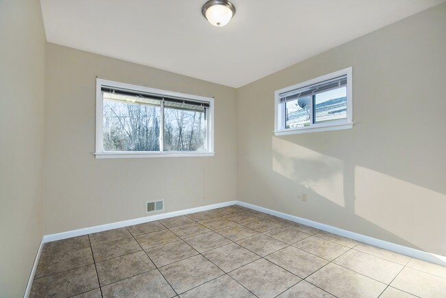 Building Photo - 2149 Lonsdale Dr NE